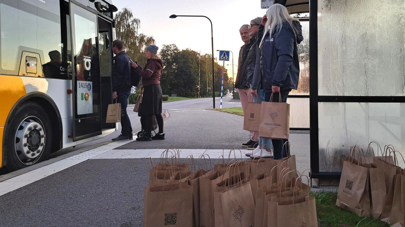 100 busspendlare bjöds på frukost i Vadstena