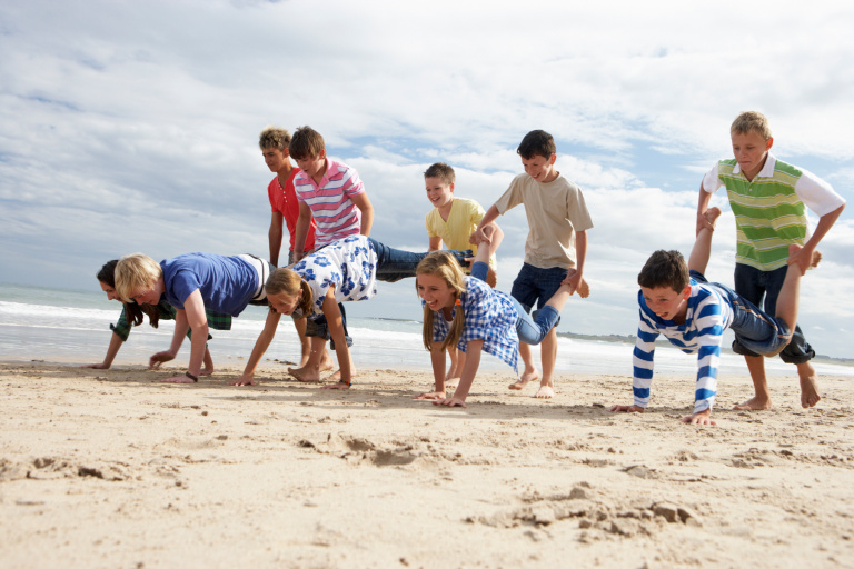 Barn som leker på strand