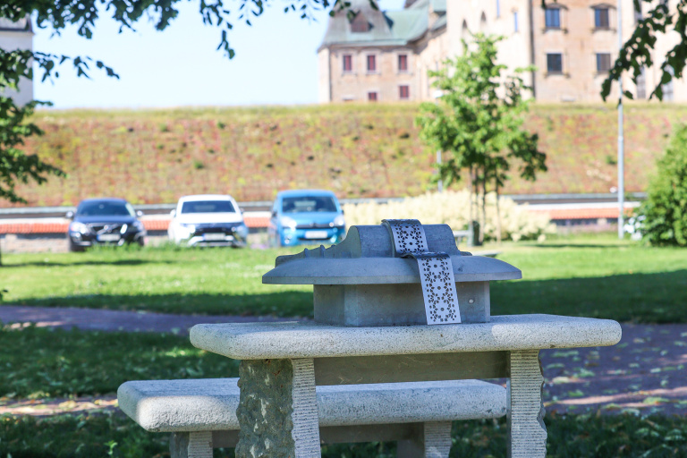 Stenskulptur med knyppeldyna, slottet i bakgrudnen.