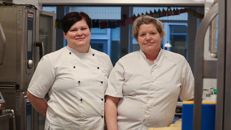 Hanna Wetter och Charlotta Ek i köket på Omma.