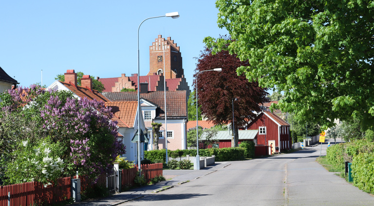 Vy över Klosterledsgatan med Rödtornet i bakgrunden.